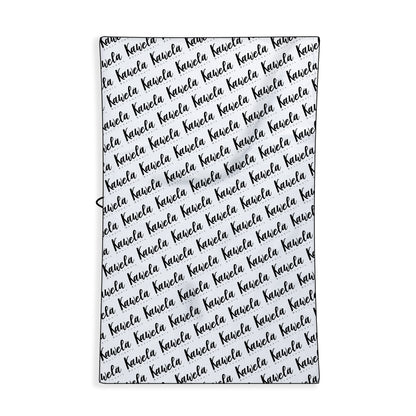 Serviette de plage blanche KAWELÄ Playa del Carmen avec motif délicat, idéale pour la détente au bord de la mer.