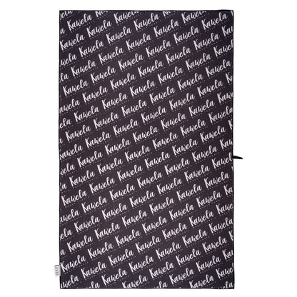 Serviette de plage noire Kawelä Coopers Town avec logo, tissu doux et absorbant pour la plage ou la piscine.