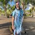 Poncho ACAPULCO de la marque KAWELÄ, tissu coloré avec motif tissé, porté en extérieur.