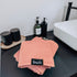 Serviette de bain rose PINK LAKE de KAWELÄ, texture douce et absorbante, pliée sur fond blanc, vue en gros plan.