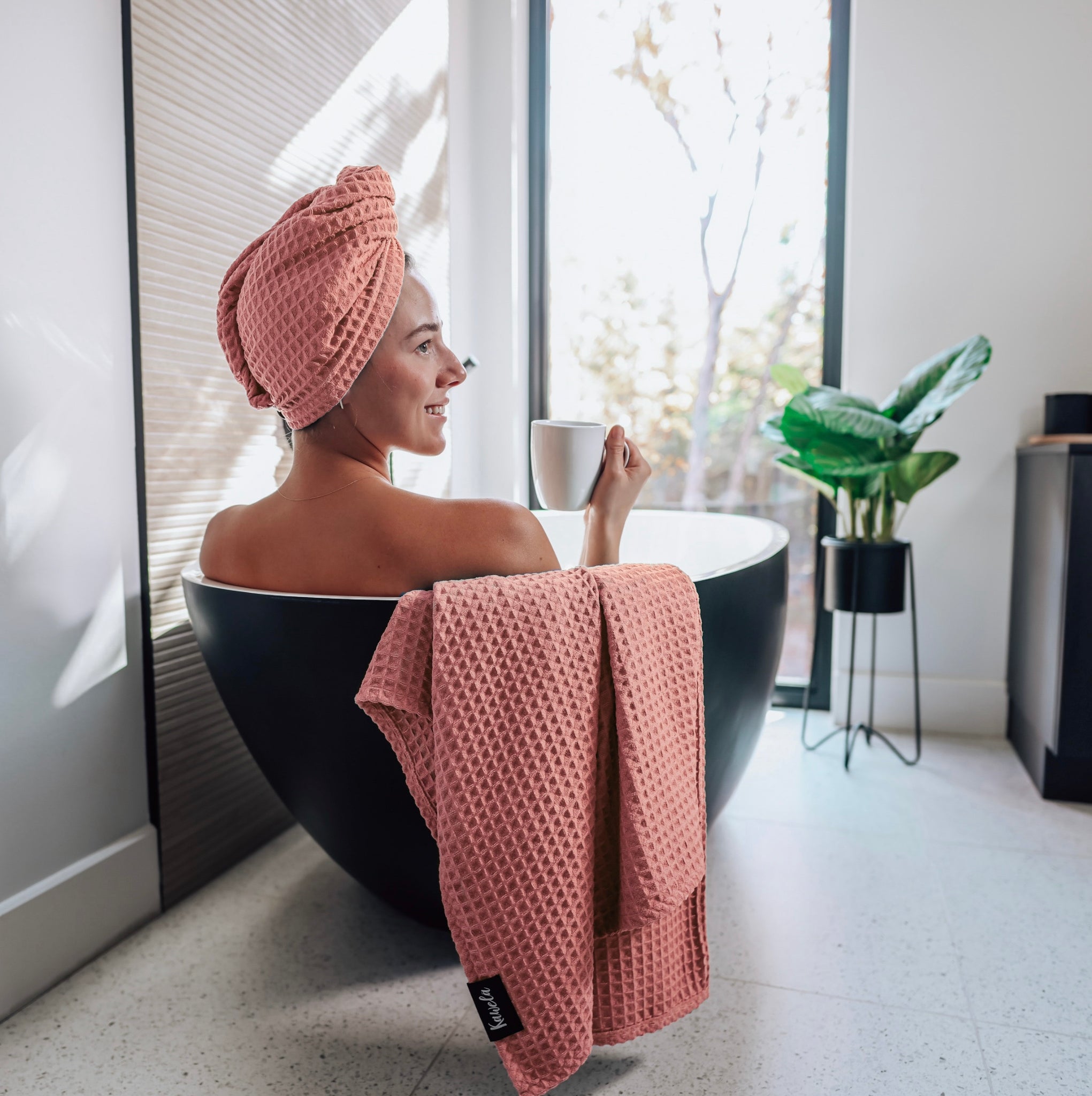 Serviette de bain rose KAWELÄ Pink Lake avec motif coloré, douce et absorbante, vue de face sur la serviette pliée.