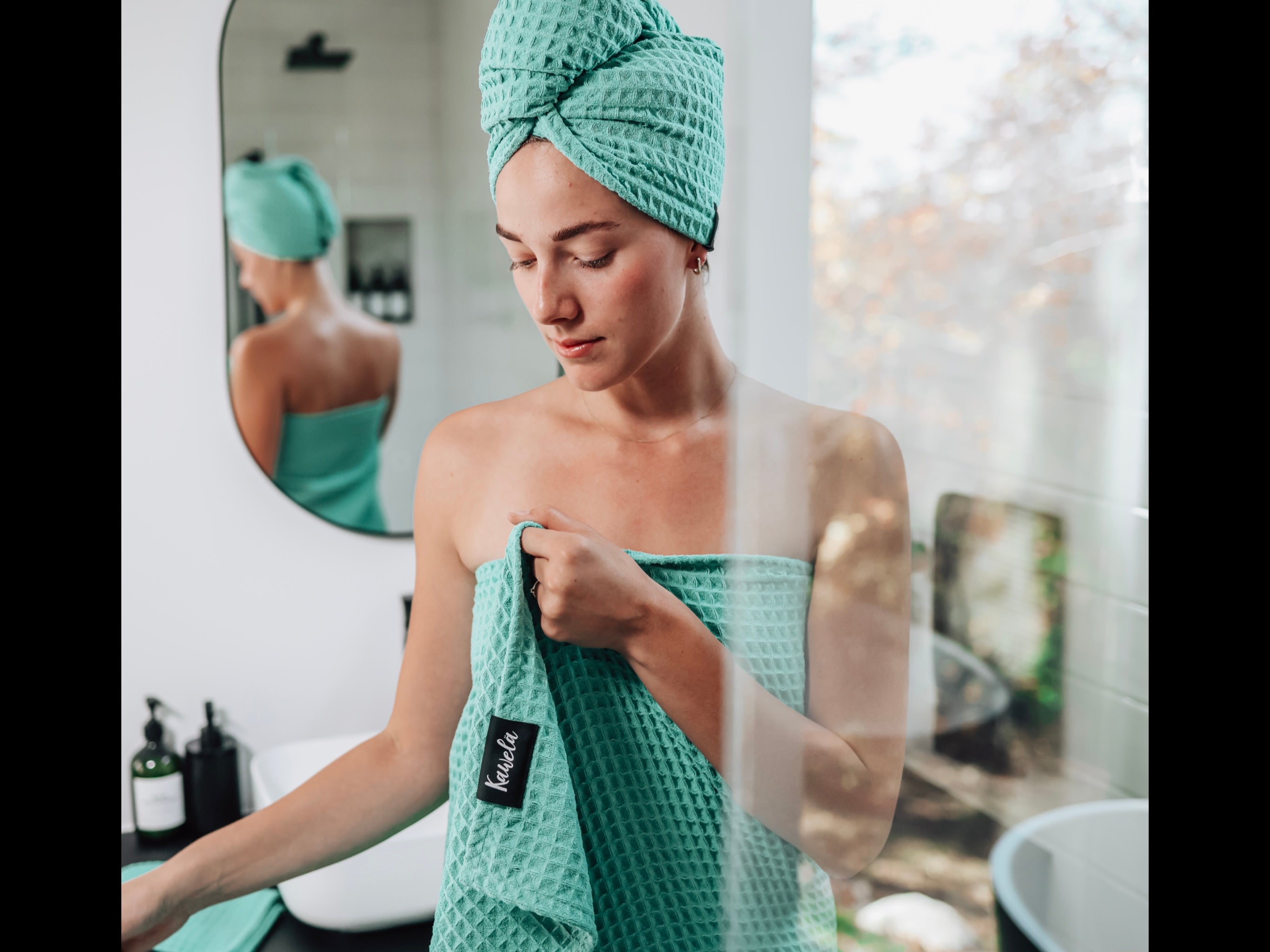 Serviette de bain KAWELÄ Turks and Caïcos avec motifs colorés et tissu doux, vue de face, en coton épais et absorbant.
