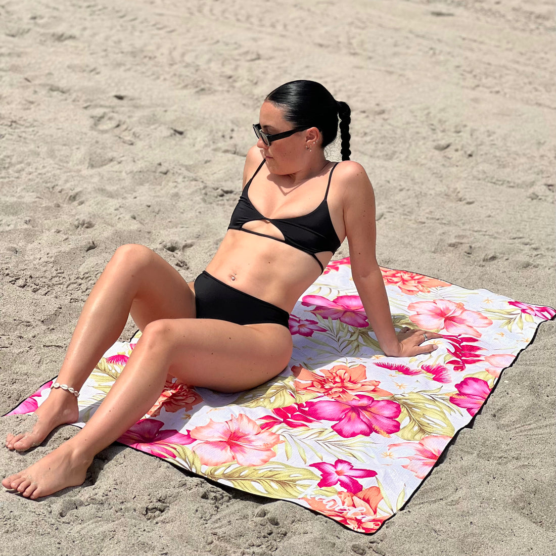 Serviette de plage George Town de la marque Kawelä avec motif coloré, idéale pour la plage ou la piscine.