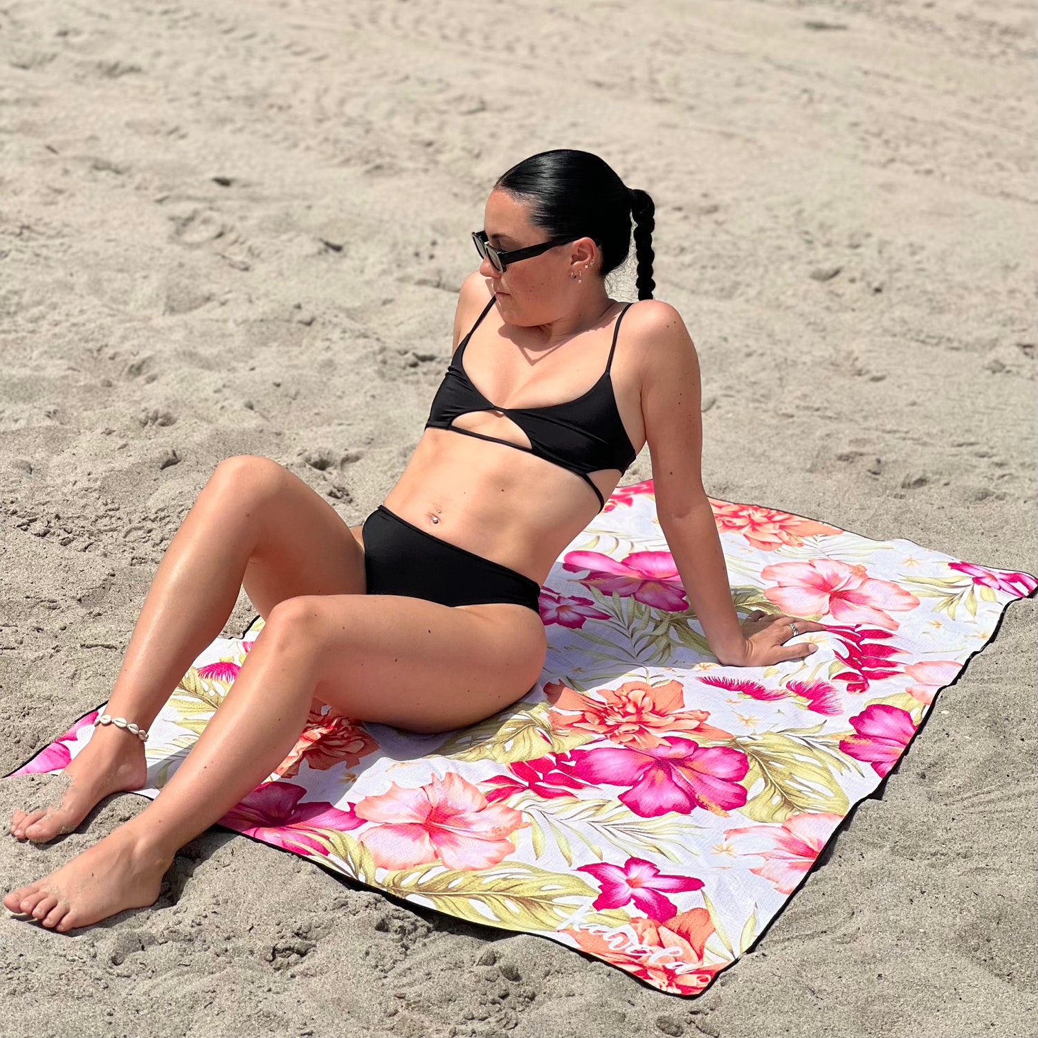 Serviette de plage George Town de la marque Kawelä avec motif coloré, idéale pour la plage ou la piscine.
