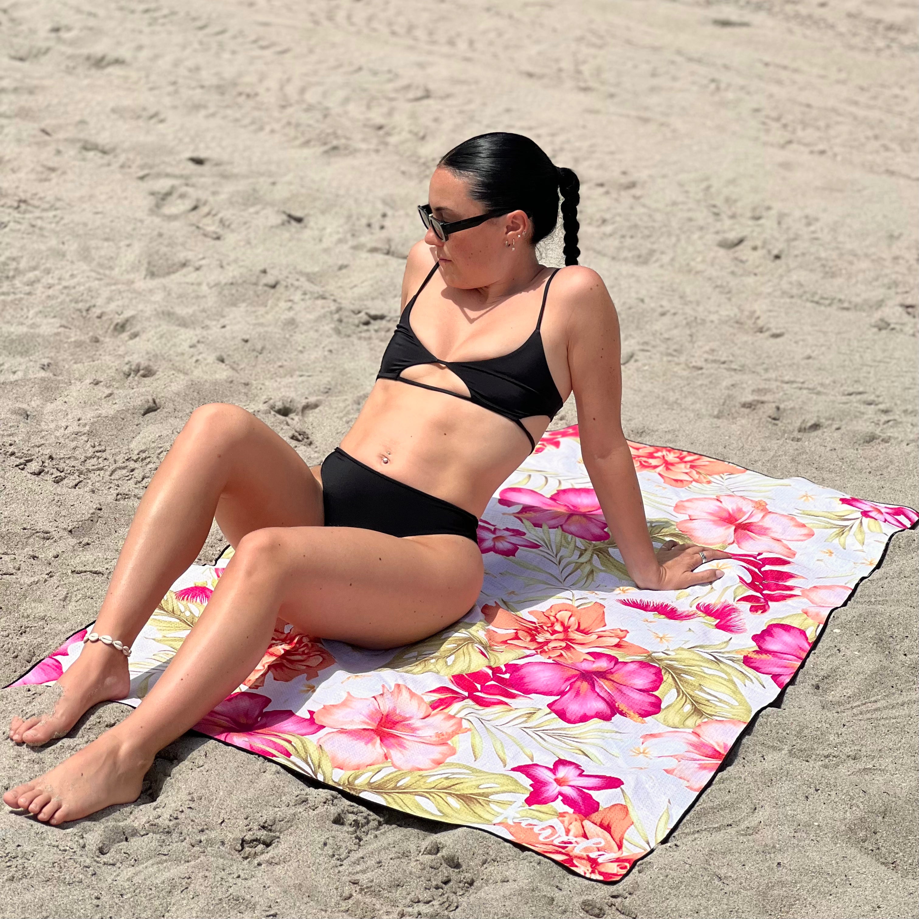 Serviette de plage George Town de la marque Kawelä avec motif coloré, idéale pour la plage ou la piscine.