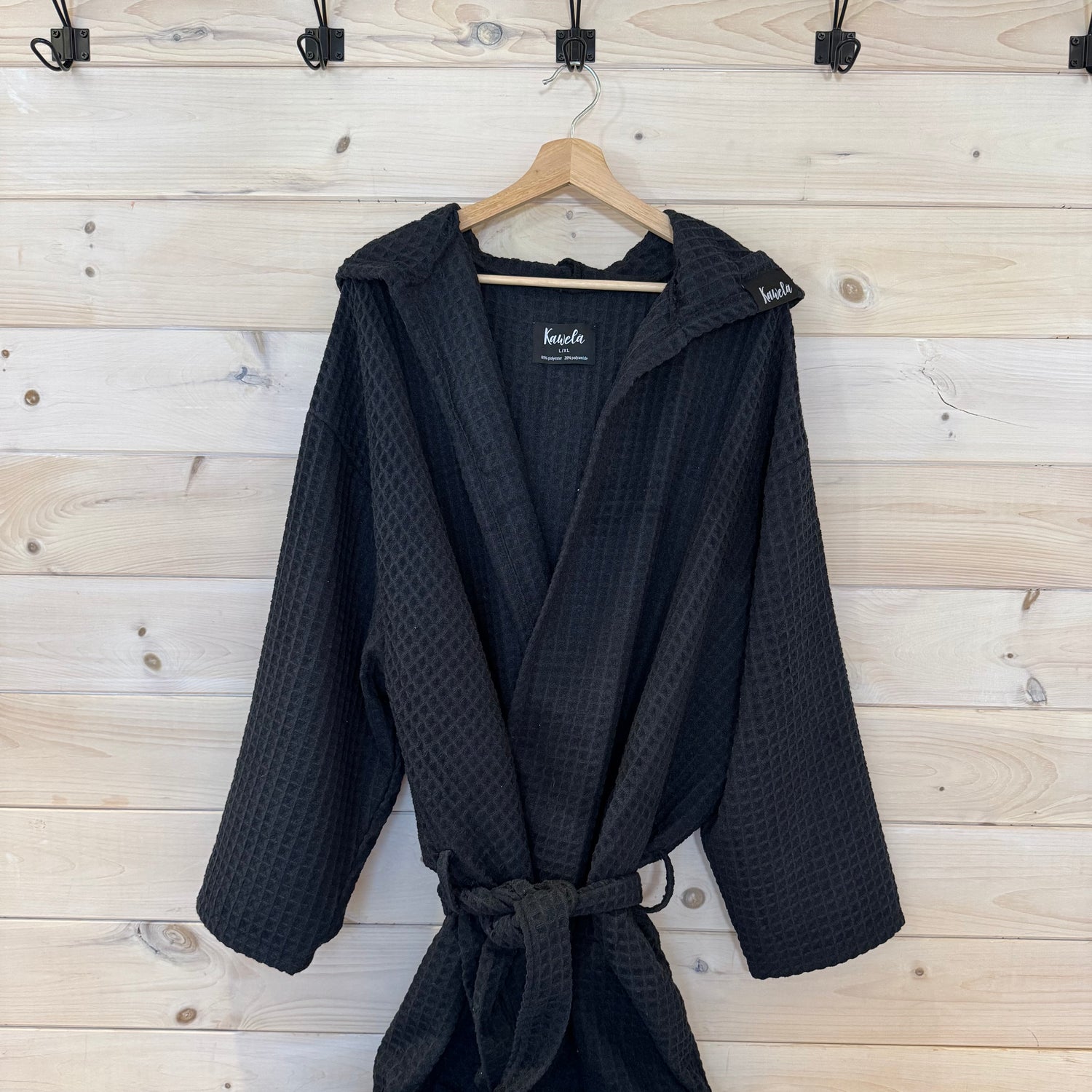 Peignoir noir KAWELÄ BLACKPOOL en tissu doux, avec ceinture et manches longues, porté sur un modèle.