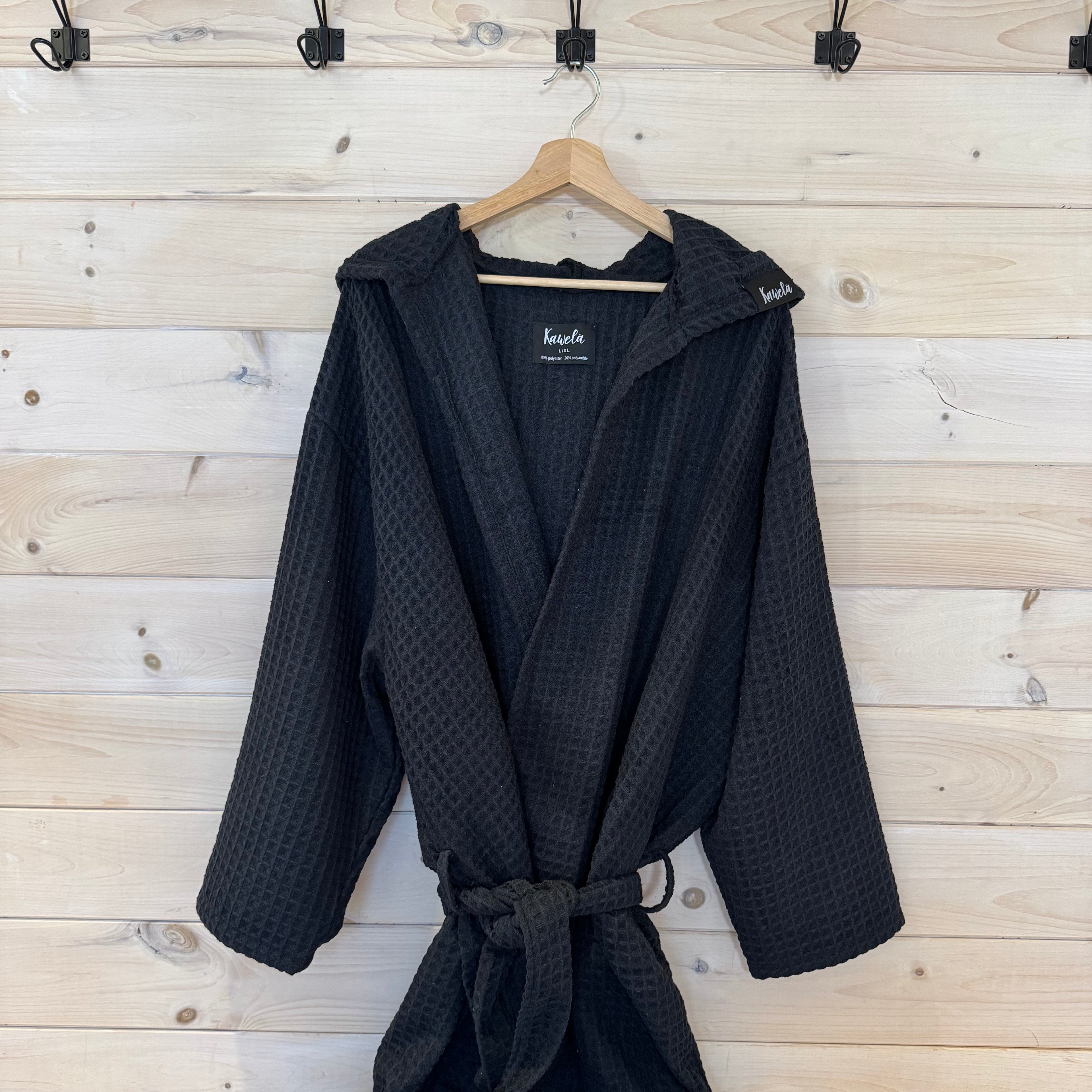 Peignoir noir KAWELÄ BLACKPOOL en tissu doux, avec ceinture et manches longues, porté sur un modèle.