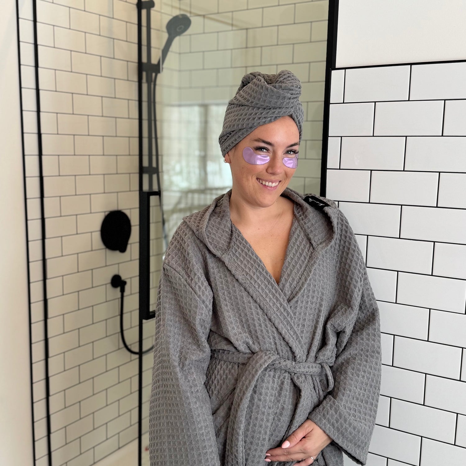 Serviette de bain BERLIN de KAWELÄ, en tissu doux, avec détails élégants, parfaite pour une utilisation après la douche.
