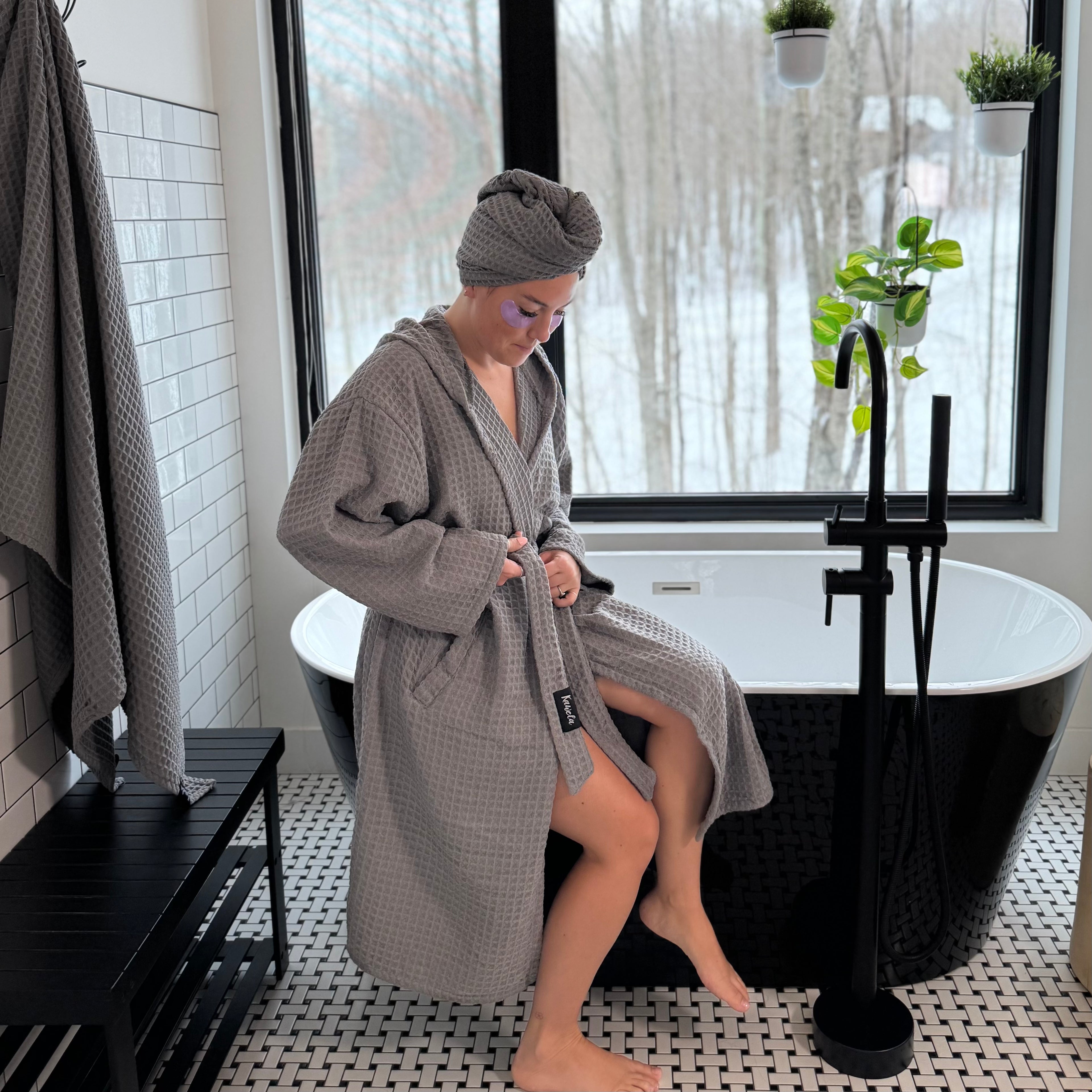 Serviette de bain KAWELÄ BERLIN, peignoir en tissu doux, avec capuche et ceinture, idéale pour se sécher après la douche.