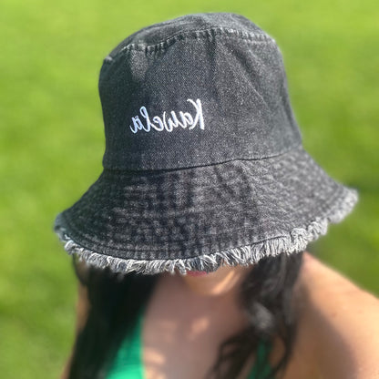 Chapeau bucket KAWELÄ Bob Jeans en coton avec logo brodé, mode décontractée, vue de face sur fond neutre.