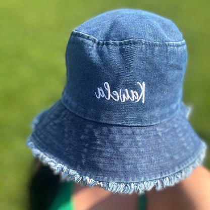 Chapeau bob Bucket Hat de la marque KAWELÄ, tissu en jean, avec design décontracté et style tendance visible sur l&
