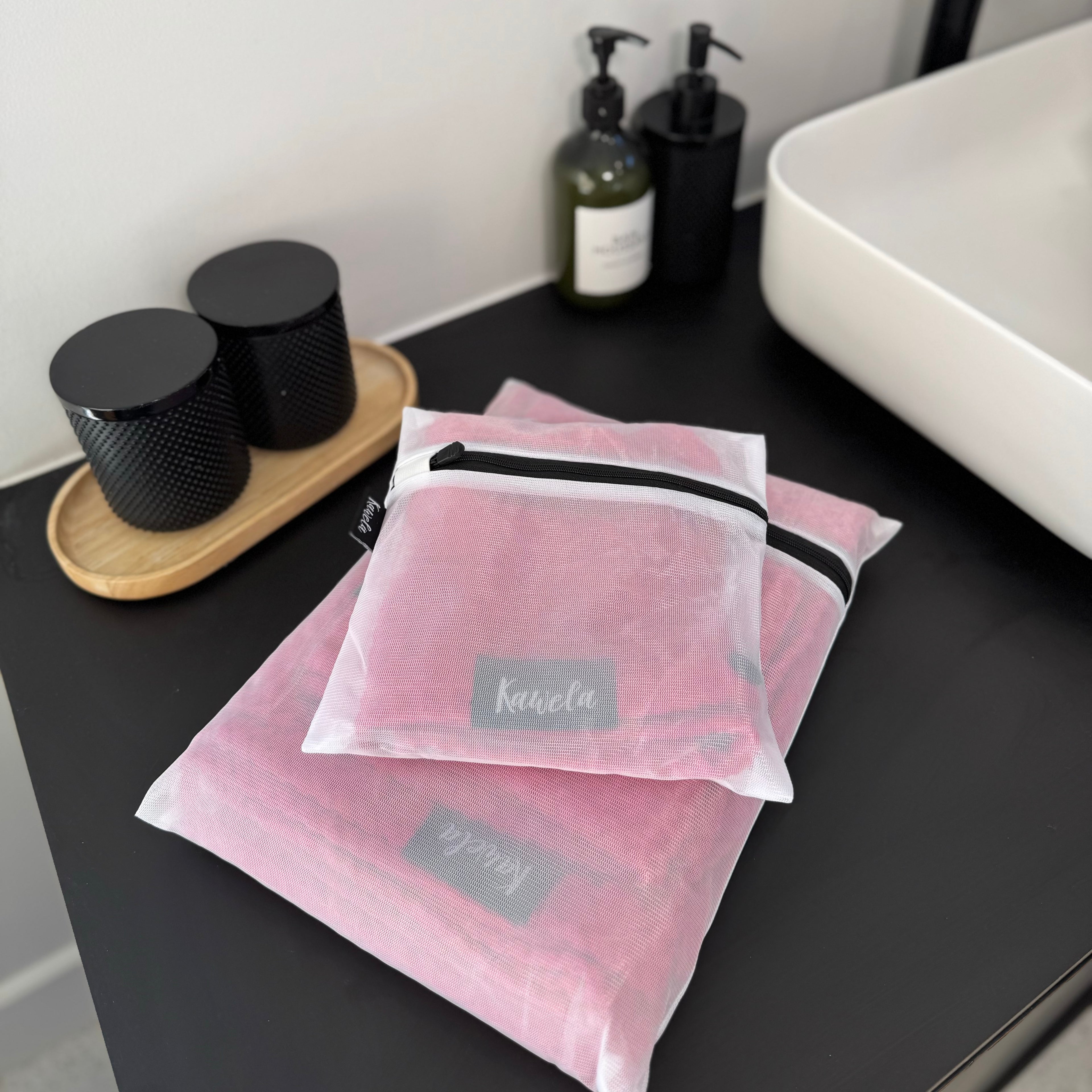 Serviette de bain KAWELÄ avec motif de roses, douce et absorbante, idéale pour la salle de bain.