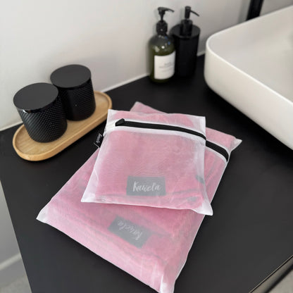 Serviette de bain KAWELÄ avec motif de roses, douce et absorbante, idéale pour la salle de bain.