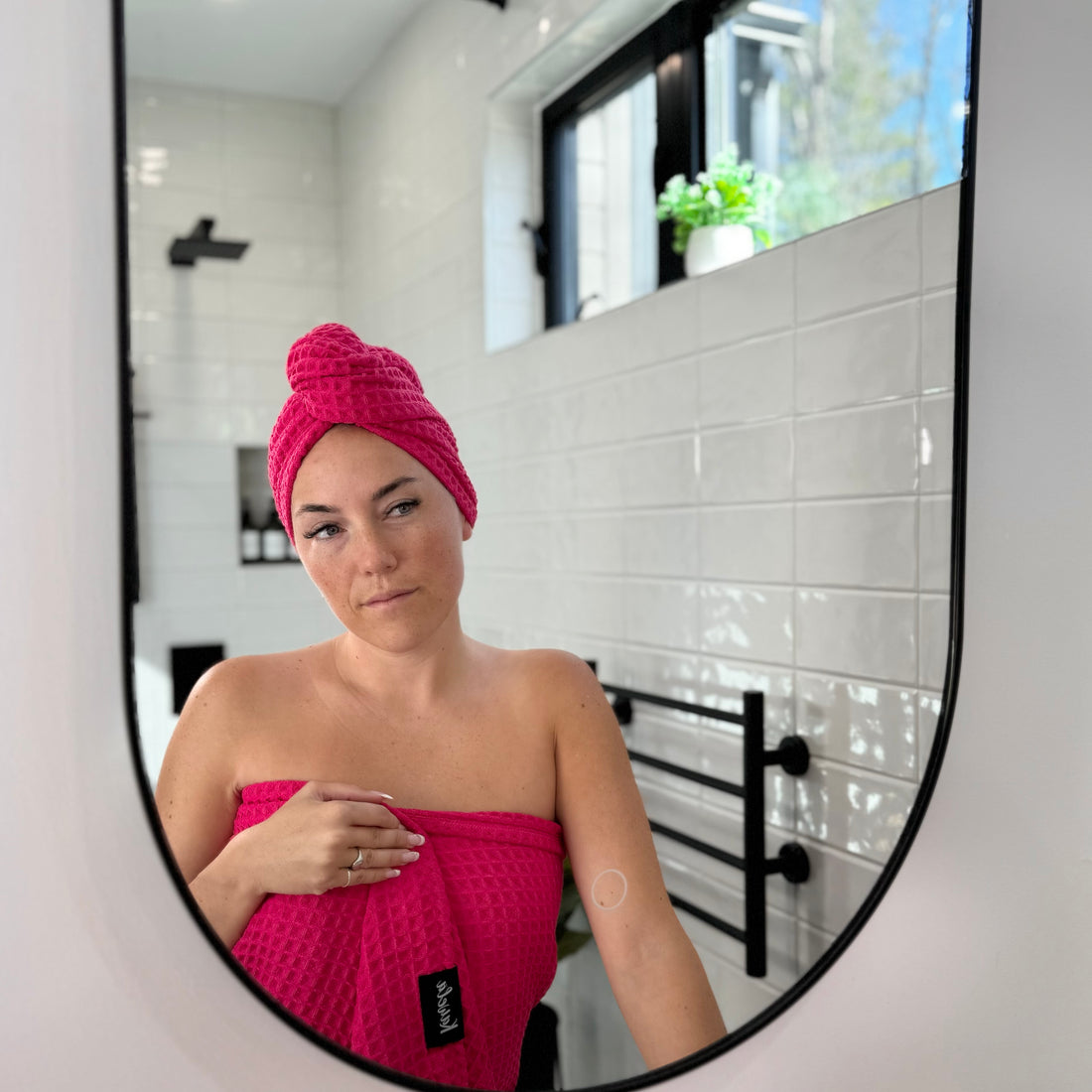 Serviette de bain KAWELÄ à motifs de roses, douce et absorbante, idéale pour la salle de bain.