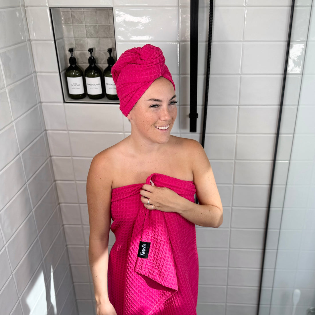 Serviette de bain KAWELÄ à motifs de roses, douce et absorbante, idéale pour la salle de bain ou la plage.