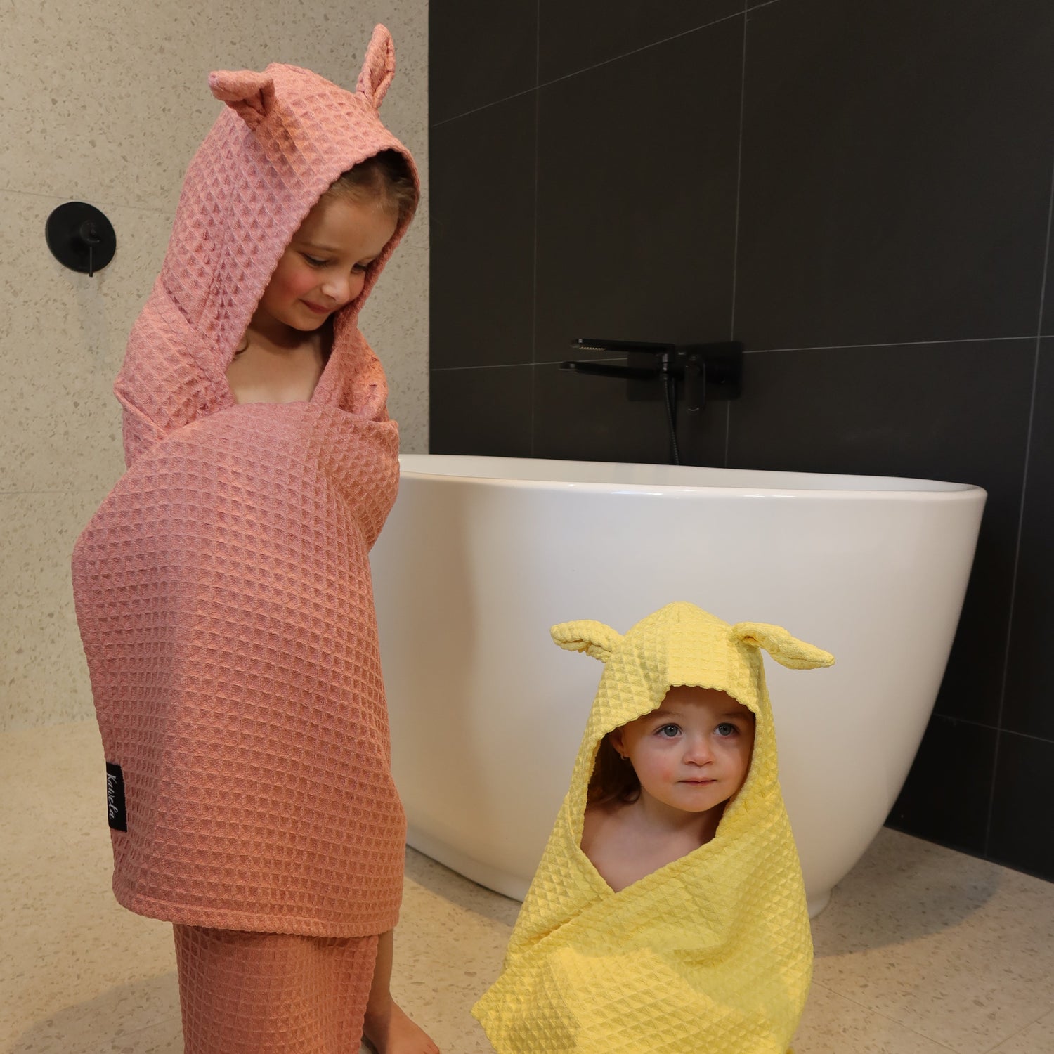 Serviette de bain pour enfant KAWELÄ MONACO, douce et absorbante, avec motif coloré, idéale pour les jeunes enfants.