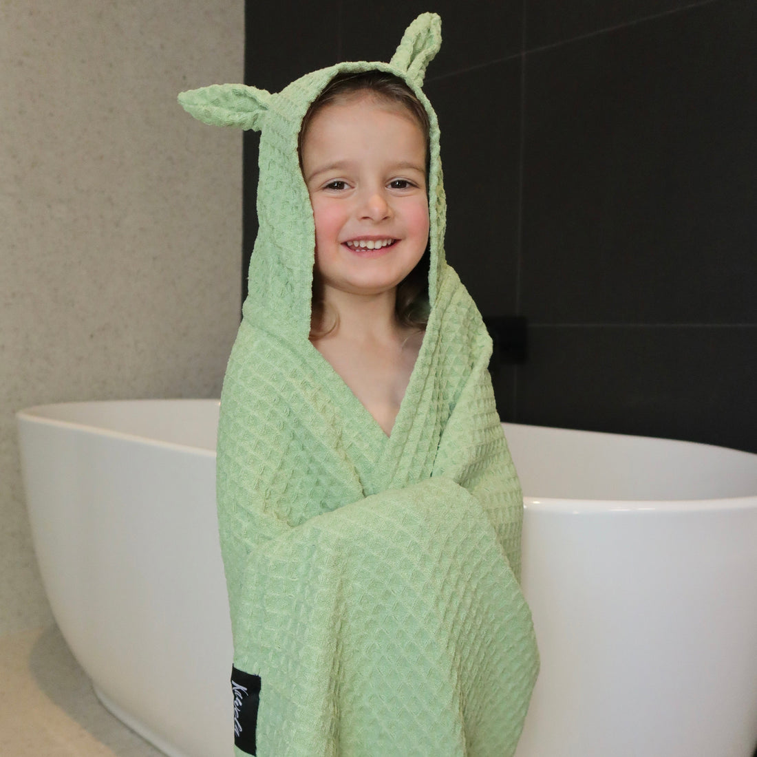 Serviette de bain pour enfant KAWELÄ SAPA, douce et absorbante, avec un motif coloré pour enfants.