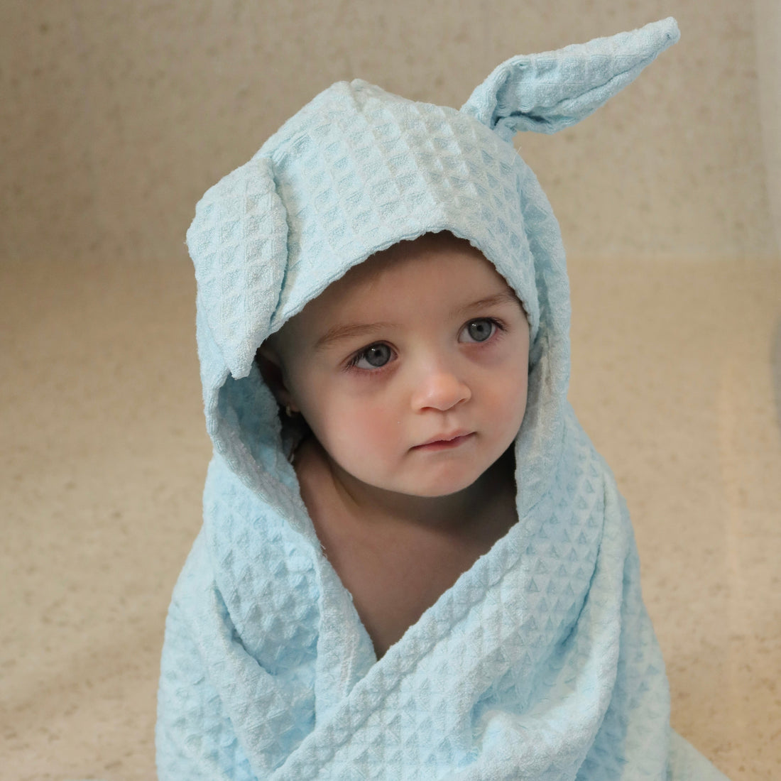 Serviette de bain pour enfant NUUK de la marque KAWELÄ, douce et absorbante, avec motif coloré, idéale pour les enfants.