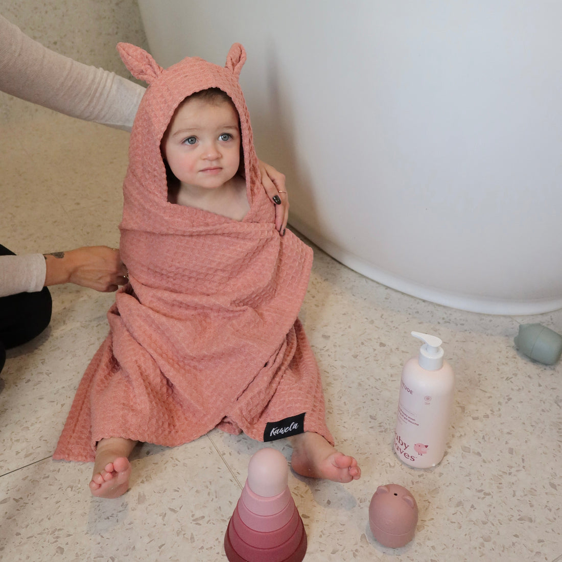 Serviette de bain enfant KAWELÄ Pink Lake avec motif coloré et douce texture, idéale pour les enfants.