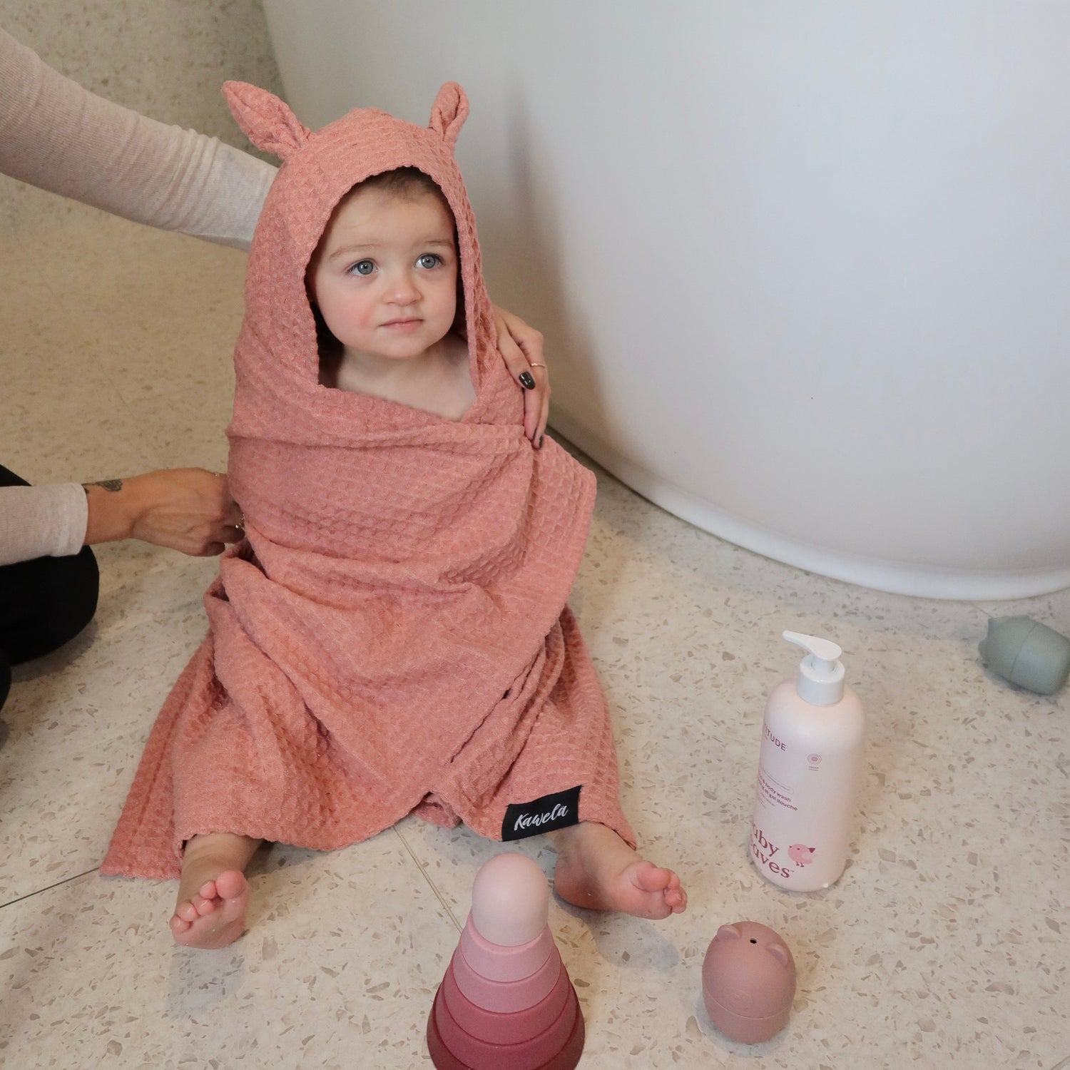 Serviette de bain enfant KAWELÄ Pink Lake avec motif coloré et douce texture, idéale pour les enfants.