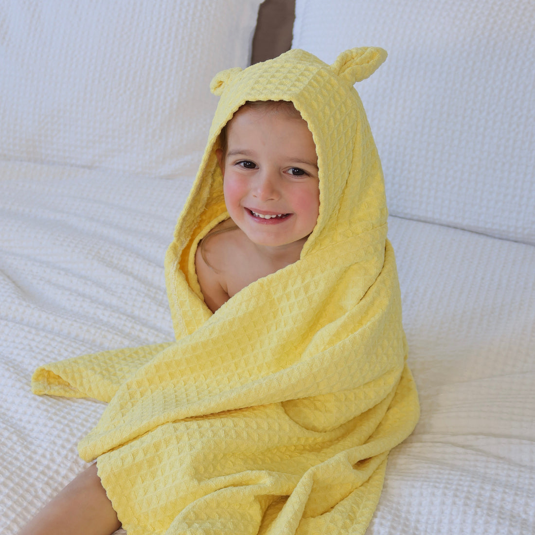 Serviette de bain pour enfant KAWELÄ MONACO, douce et absorbante, avec un design coloré et attrayant pour les enfants.