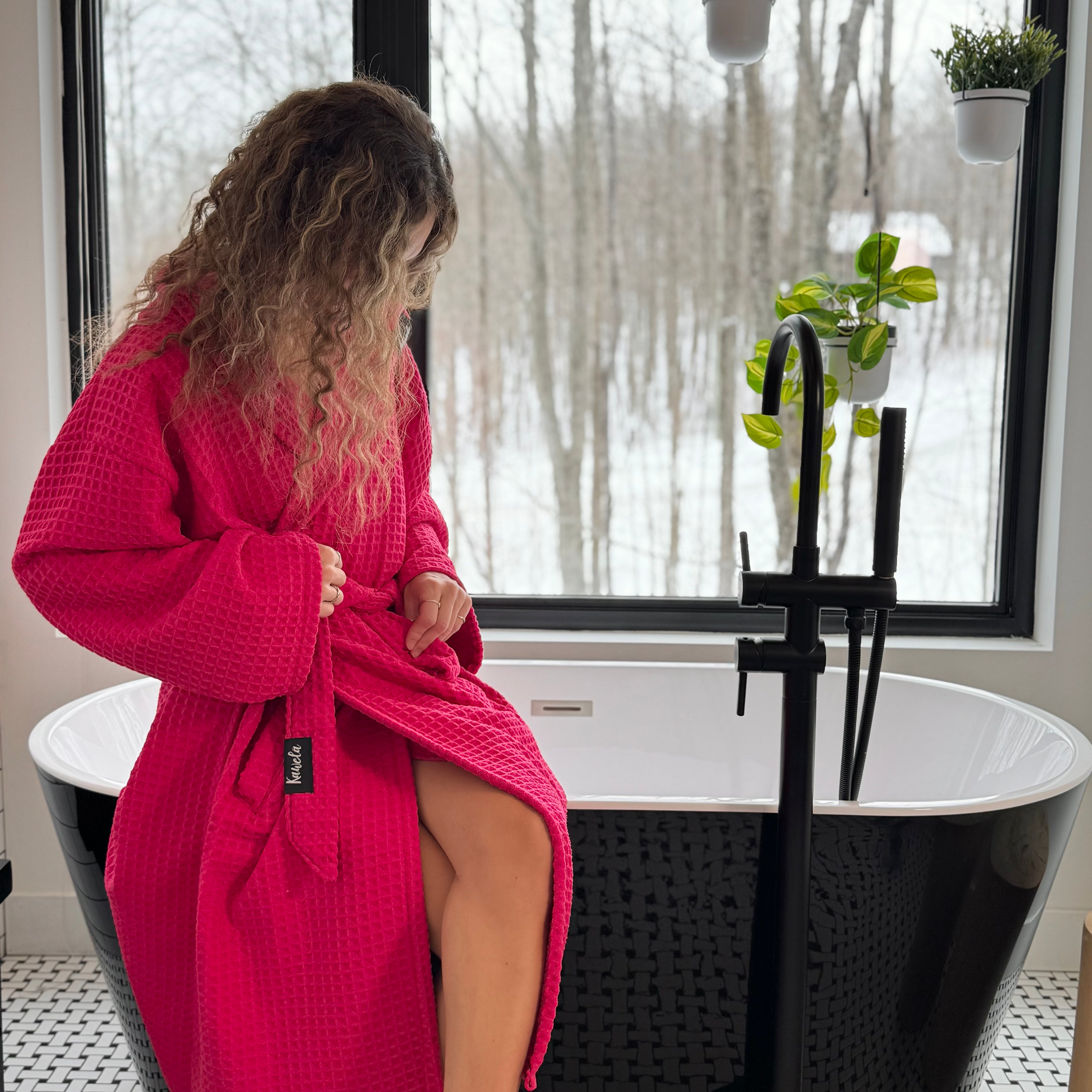 Serviette de bain KAWELÄ Roses, peignoir doux avec motif floral, en tissu absorbant et confortable, vue de face.