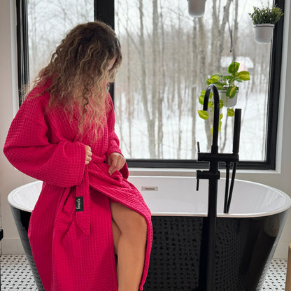 Serviette de bain KAWELÄ Roses, peignoir doux avec motif floral, en tissu absorbant et confortable, vue de face.
