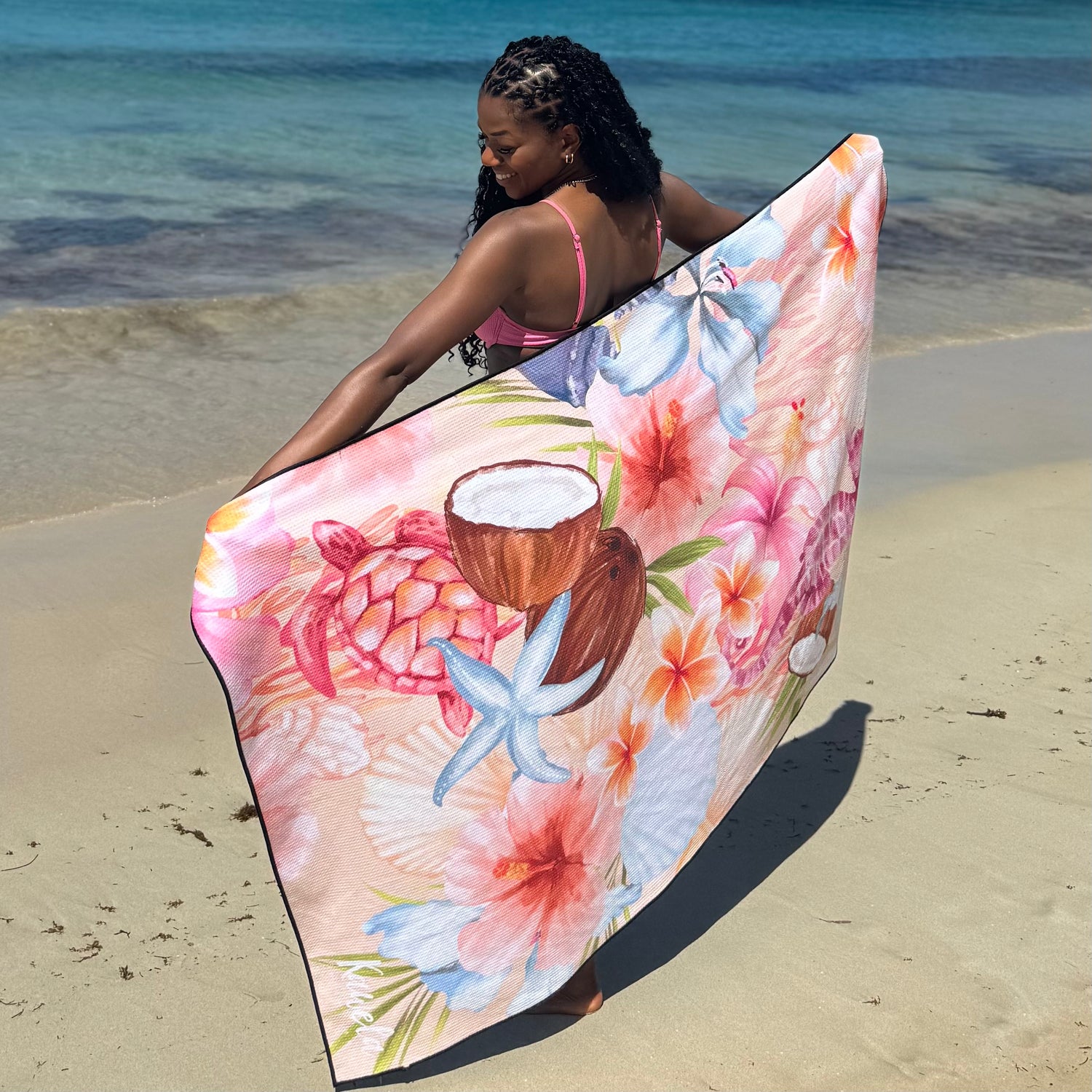 Serviette de plage KAWELÄ LE MARIN avec motif marin coloré, tissu doux et absorbant, idéale pour la plage ou la piscine.