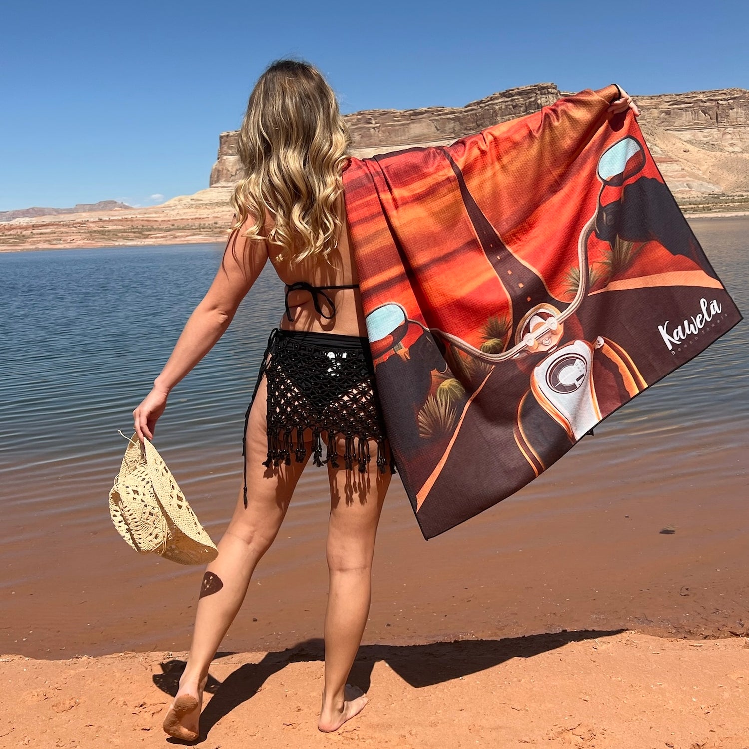 Serviettes de plage KAWELÄ Monument Valley avec motifs colorés, idéales pour la plage ou la piscine.