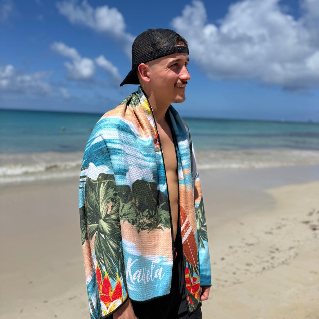 Serviette de plage KAWELÄ LES TROIS-ÎLETS avec motifs colorés, tissu doux et absorbant, idéale pour la plage ou la piscine.
