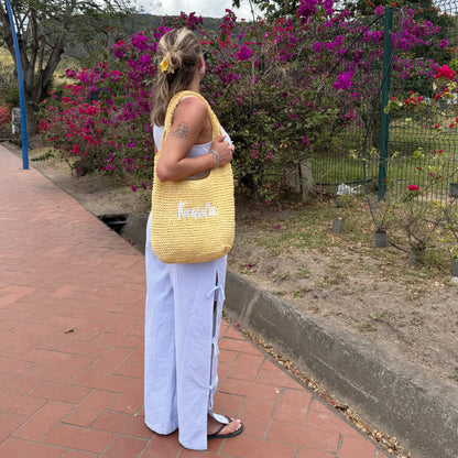 Sac fourre-tout ESSAOUIRA de KAWELÄ avec motifs colorés et bandoulière en cuir, vue de face.