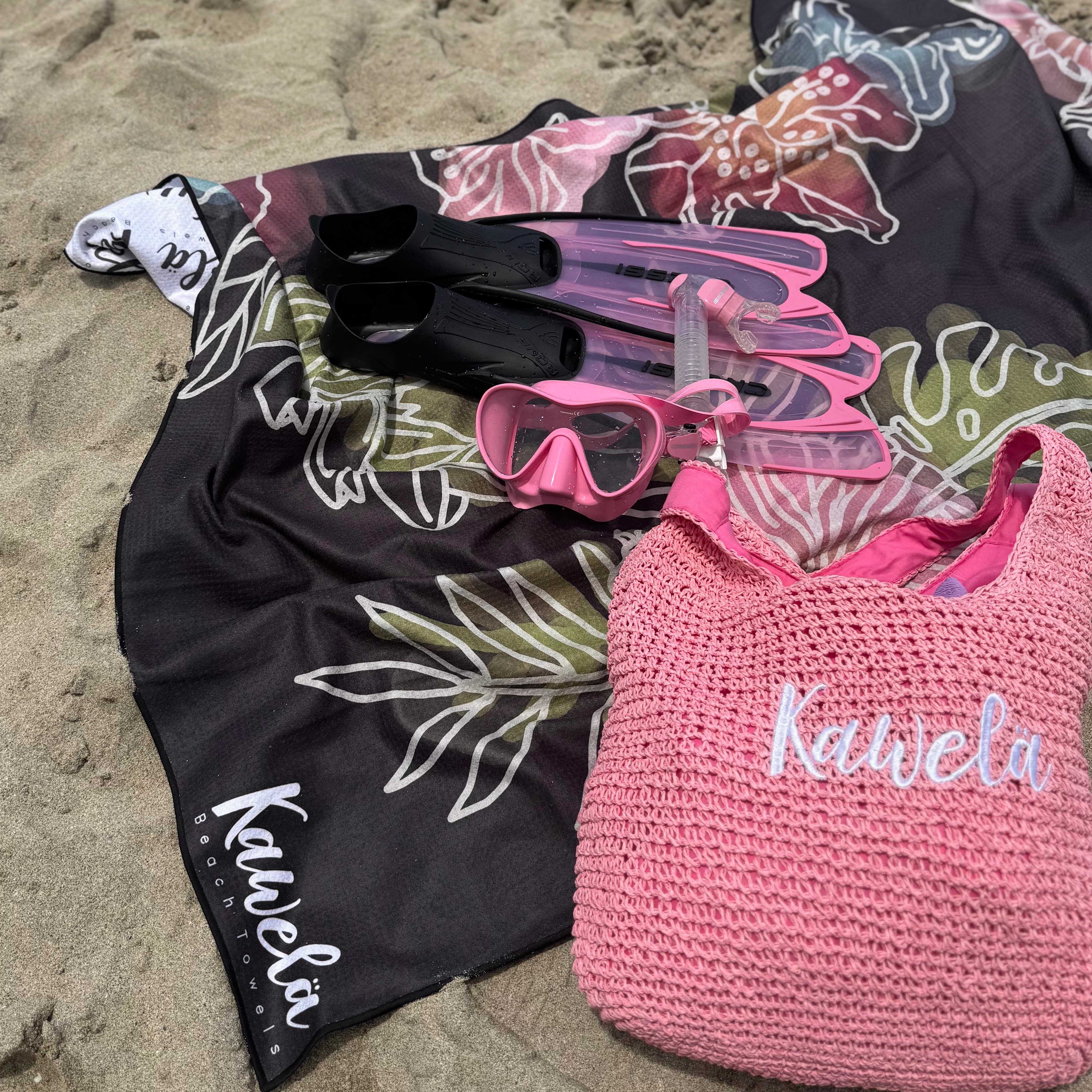Sac fourre-tout ESSAOUIRA de la marque KAWELÄ, en tissu coloré avec poignées en cuir, posé sur une surface en bois.
