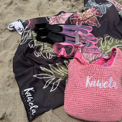 Sac fourre-tout ESSAOUIRA de la marque KAWELÄ, en tissu coloré avec poignées en cuir, posé sur une surface en bois.