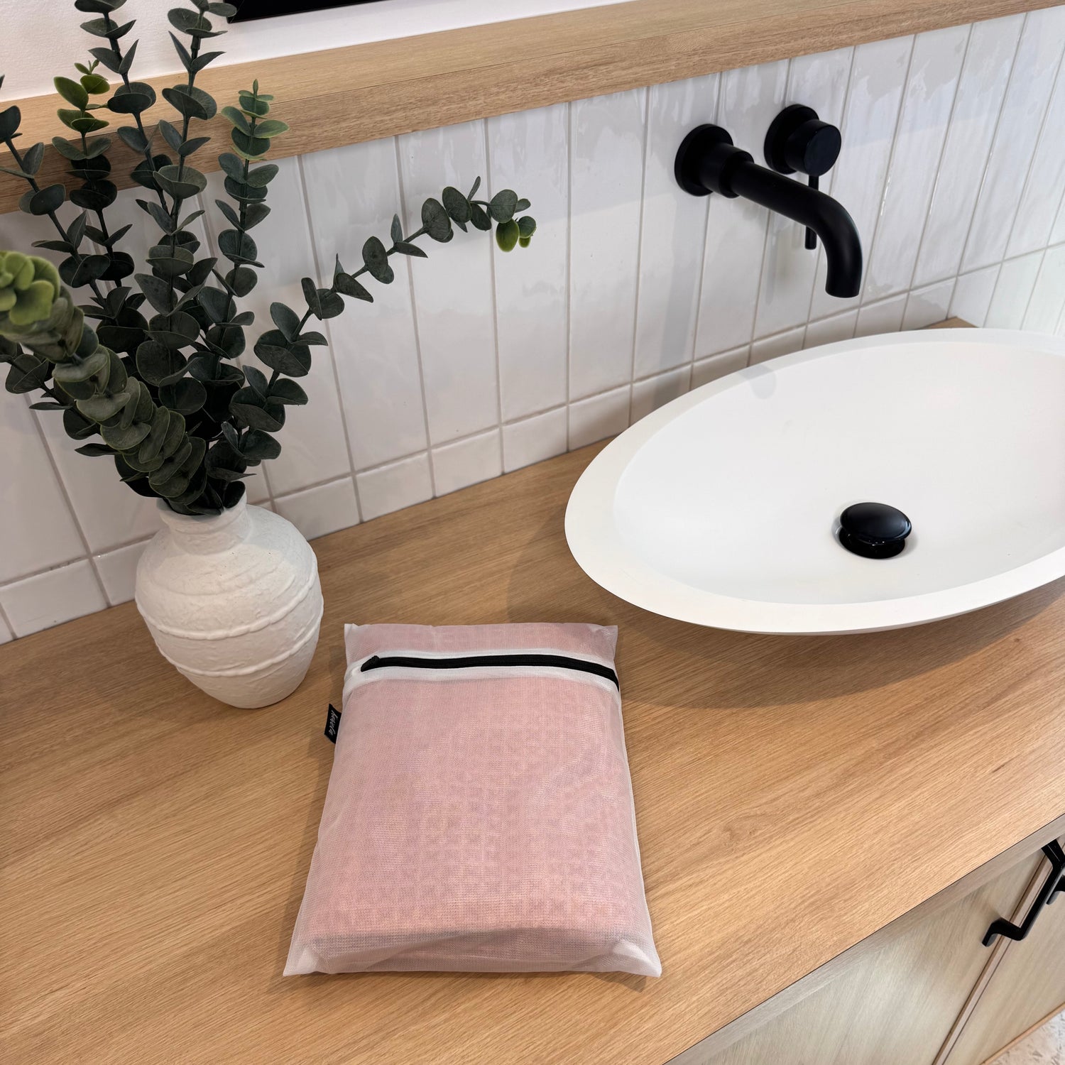Serviette de bain enfant PINK LAKE de la marque KAWELÄ, douce et colorée, avec un motif rose et blanc pour enfants.
