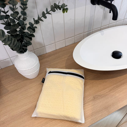Serviette enfant MONACO de KAWELÄ, serviette de bain douce avec motif coloré pour enfants, vue de face.