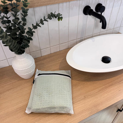 Serviette de bain enfant Sahara de la marque Kawelä, douce et absorbante, avec un design coloré pour les enfants.