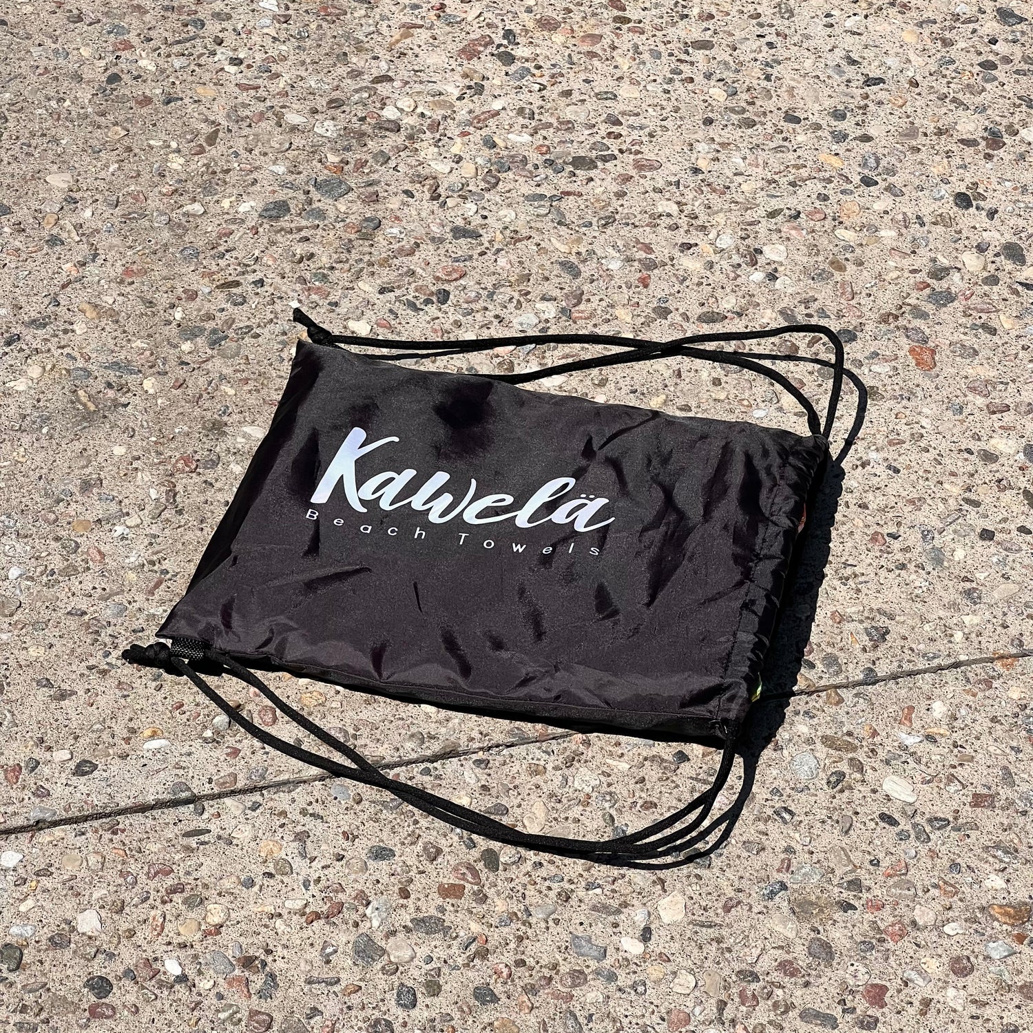 Poncho KAWELÄ GREAT HARBOUR en tissu imperméable avec capuche, détail coloré et style décontracté, porté sur un mannequin.
