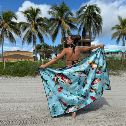 Serviette de plage Manicouagan de la marque Kawelä, design coloré avec motifs inspirés de la nature.