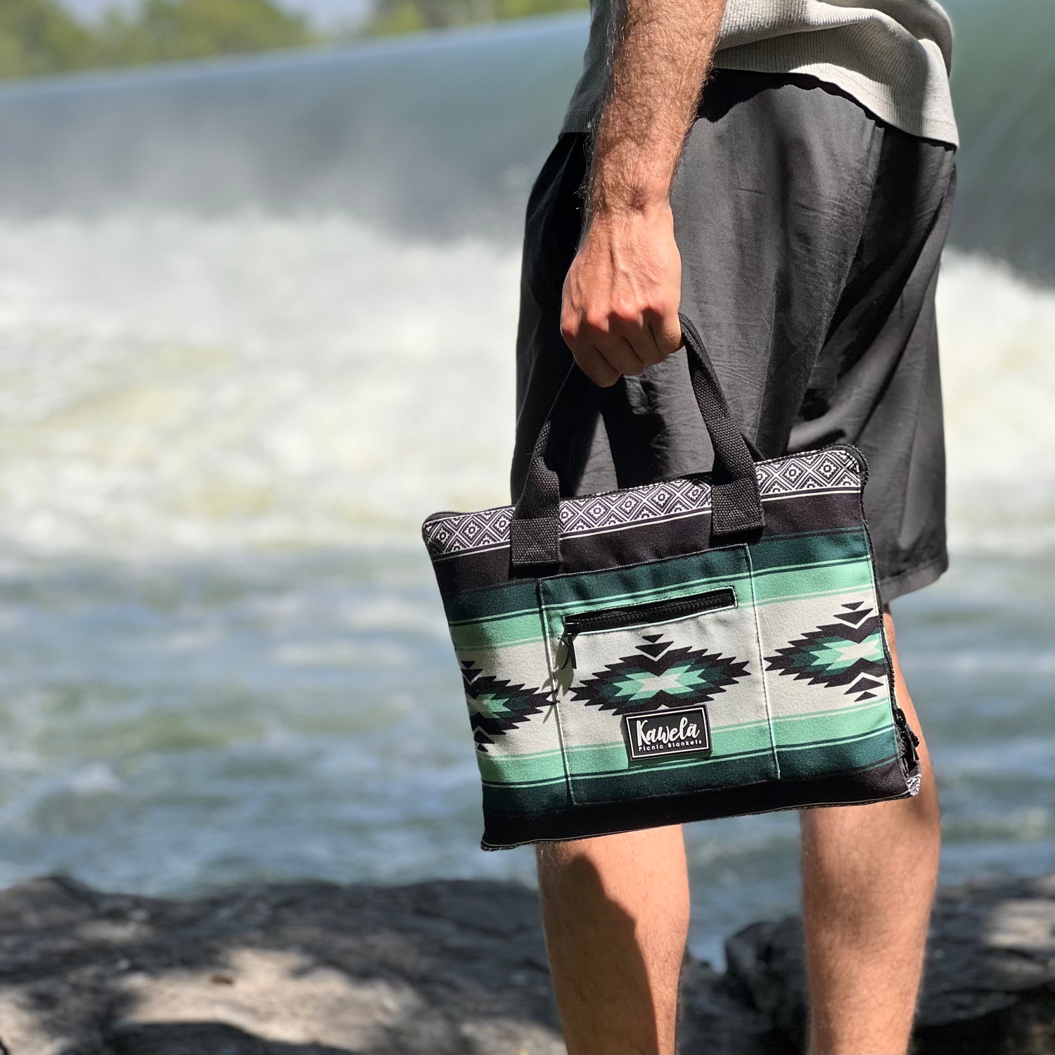 Couverture de pique-nique KAWELÄ BANFF, douce et résistante, idéale pour les activités en plein air, vue de la couverture pliée.