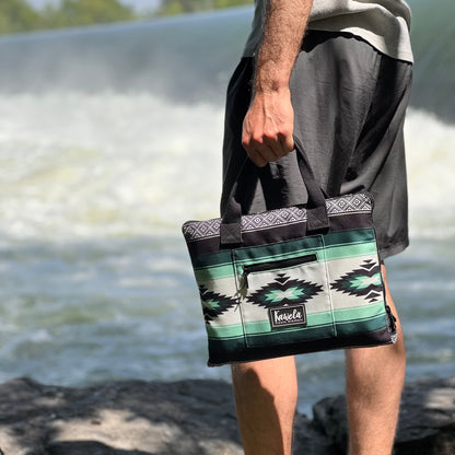 Couverture de pique-nique KAWELÄ BANFF, douce et résistante, idéale pour les activités en plein air, vue de la couverture pliée.