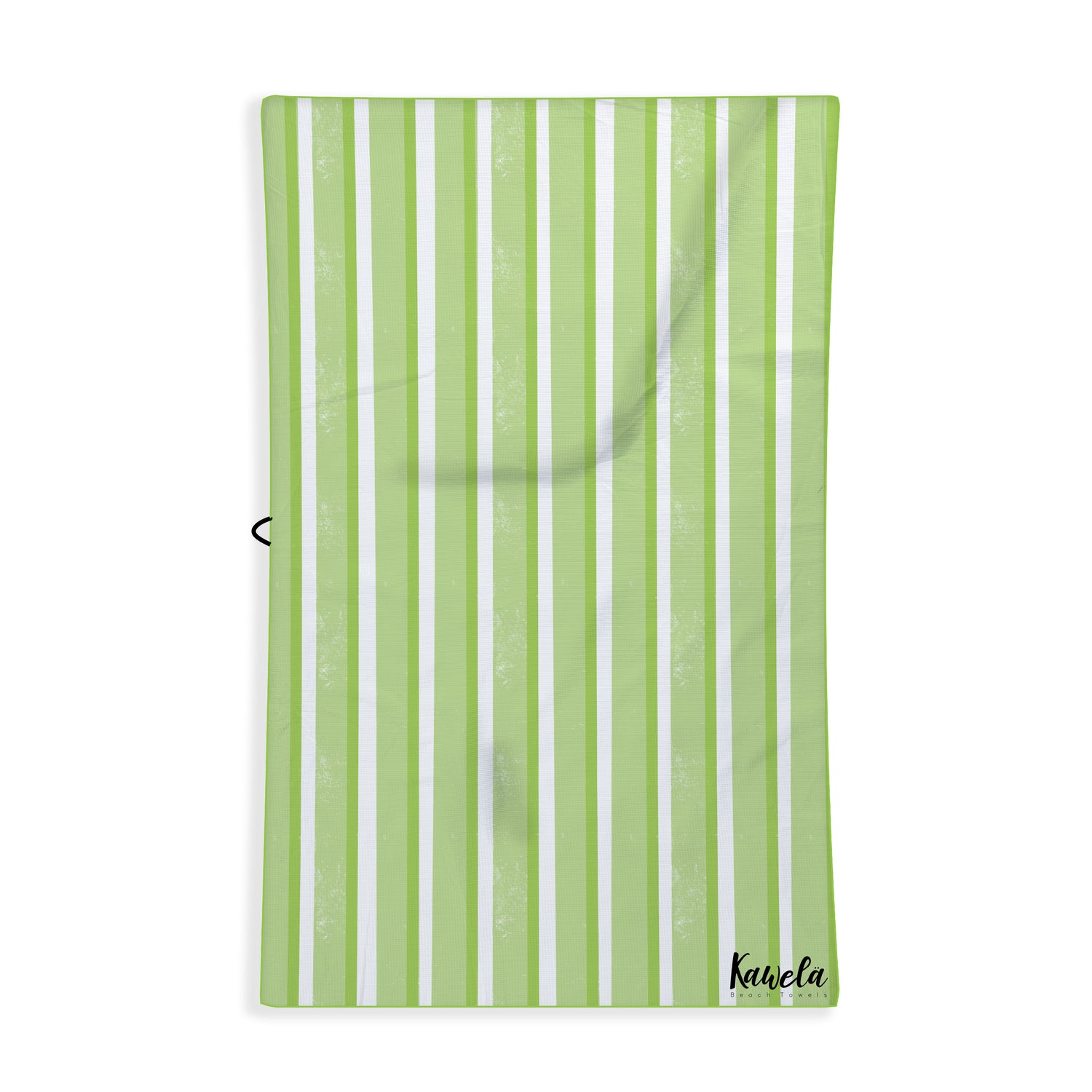 Serviette de plage NIU de la marque KAWELÄ avec motif coloré, étendue sur le sable blanc.