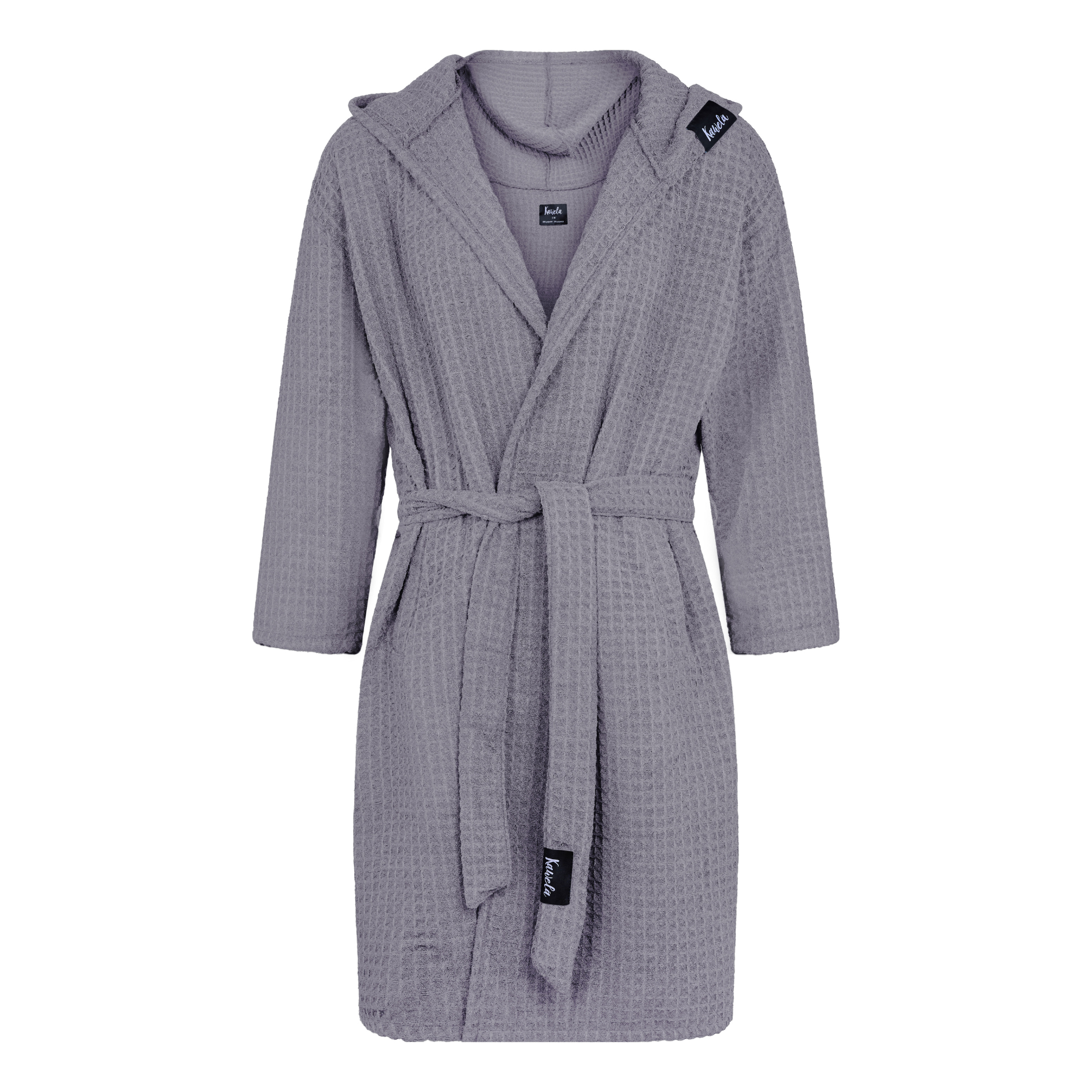 Peignoir BERLIN de KAWELÄ en tissu doux, posé sur une surface, avec un design élégant et une texture moelleuse visible.