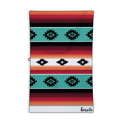 Serviette de plage KAWELÄ Kwatna PEAK avec motif coloré, douce et absorbante, idéale pour la plage ou la piscine.