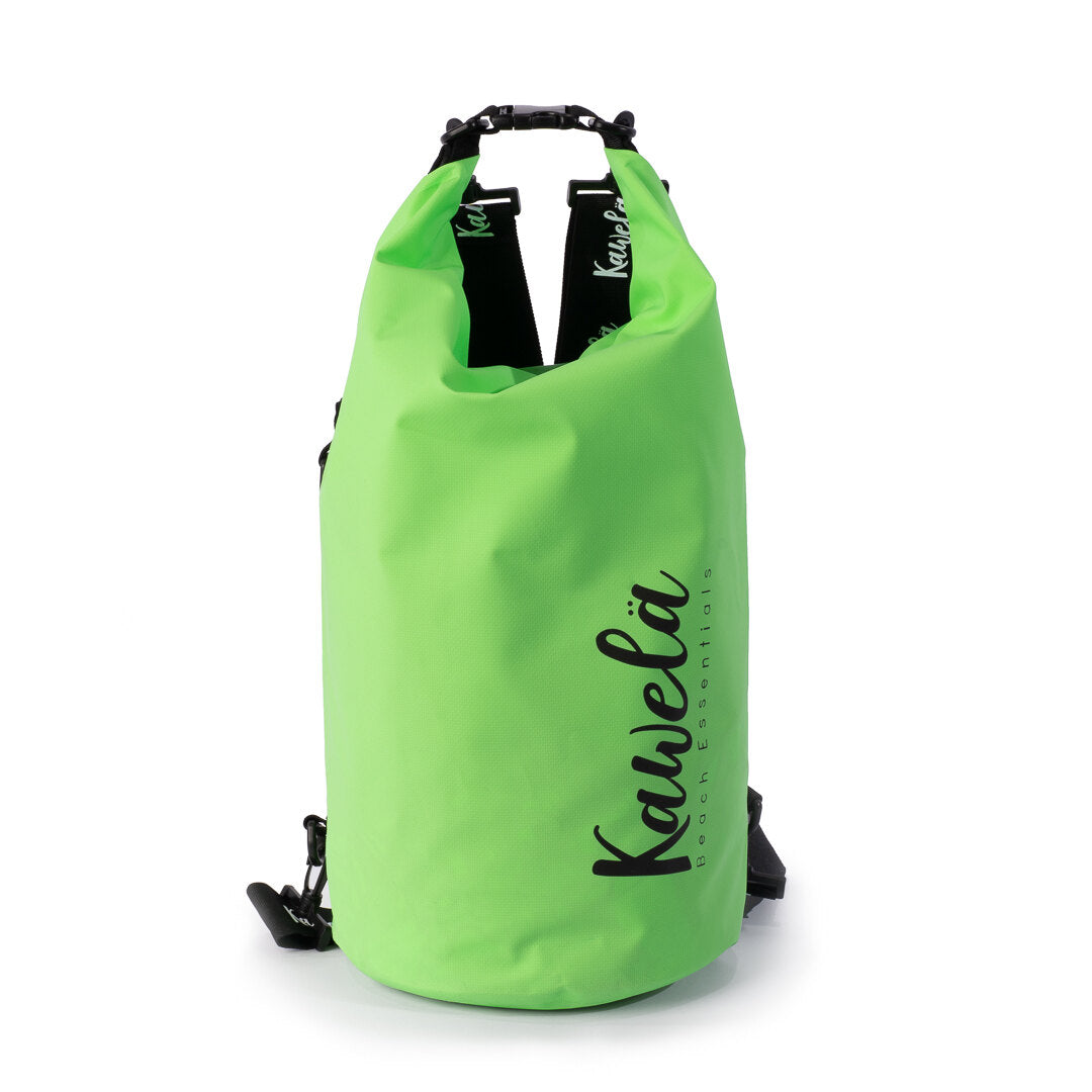Sac étanche KAWELÄ Greenwood en vert avec fermeture sécurisée, idéal pour la randonnée et les activités nautiques.