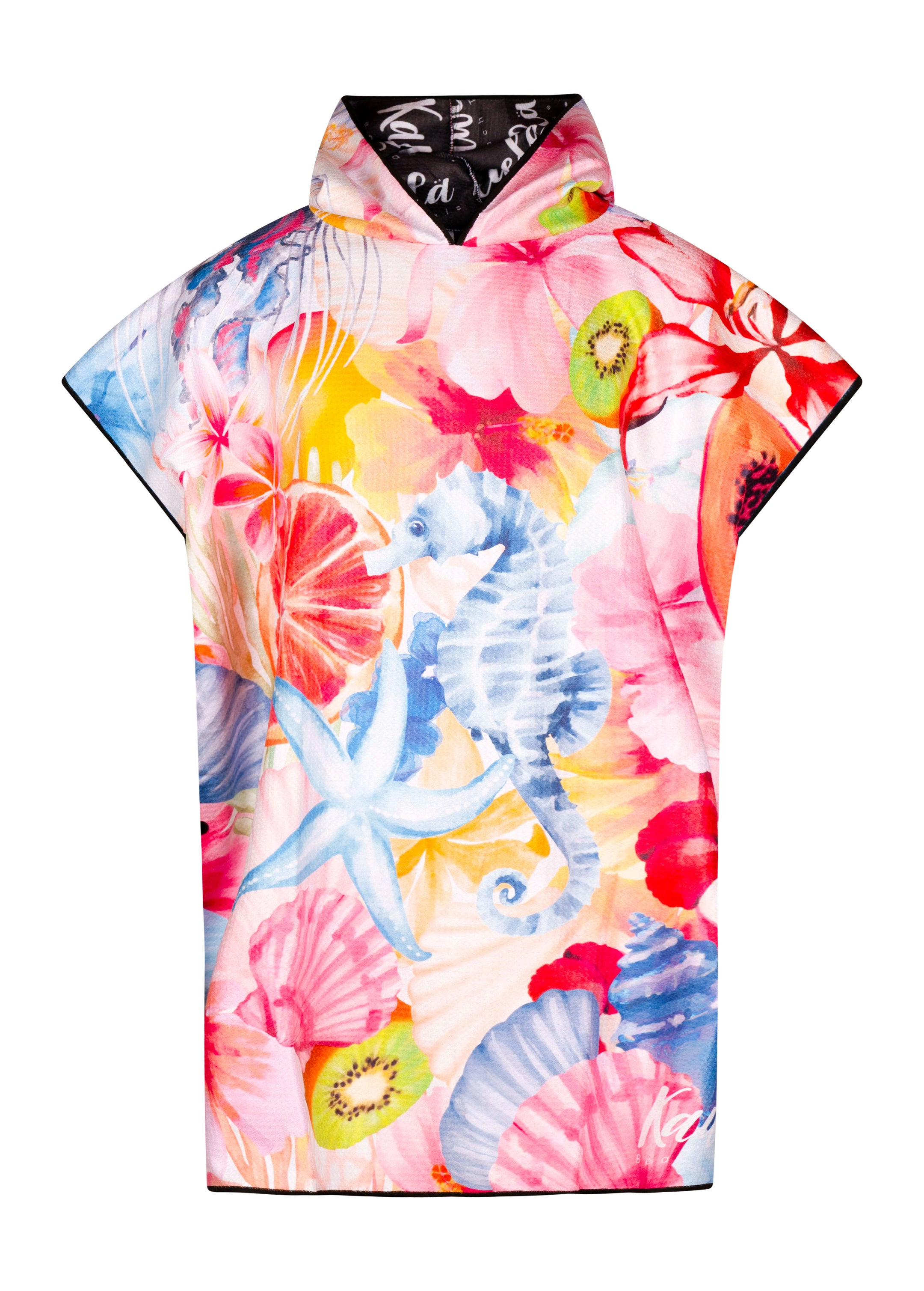 Poncho KAWELÄ Le Lamentin en tissu doux avec motif coloré, porté par une personne en extérieur, style décontracté et confortable.