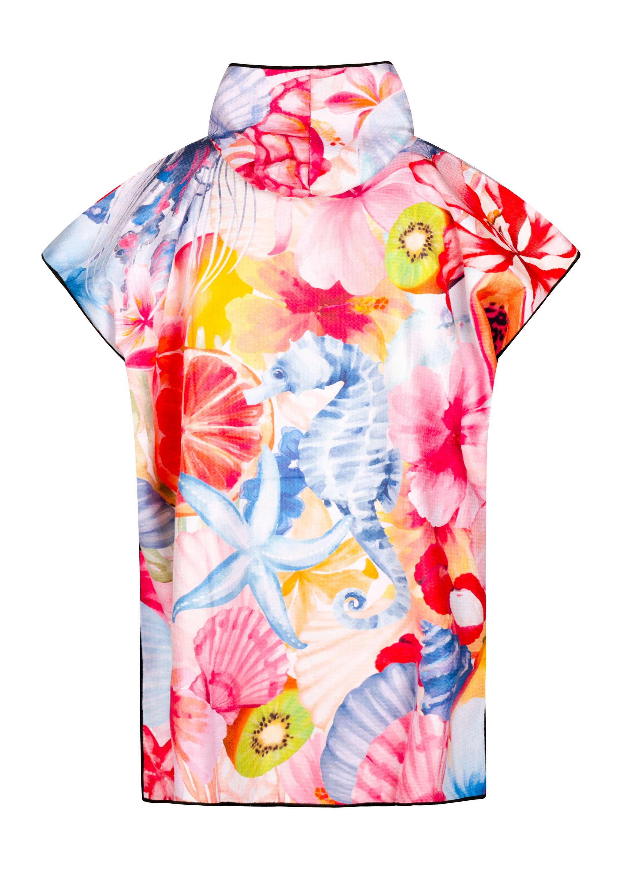 Poncho KAWELÄ Le Lamentin en tissu doux, avec motifs colorés, porté par une personne dans un environnement extérieur.