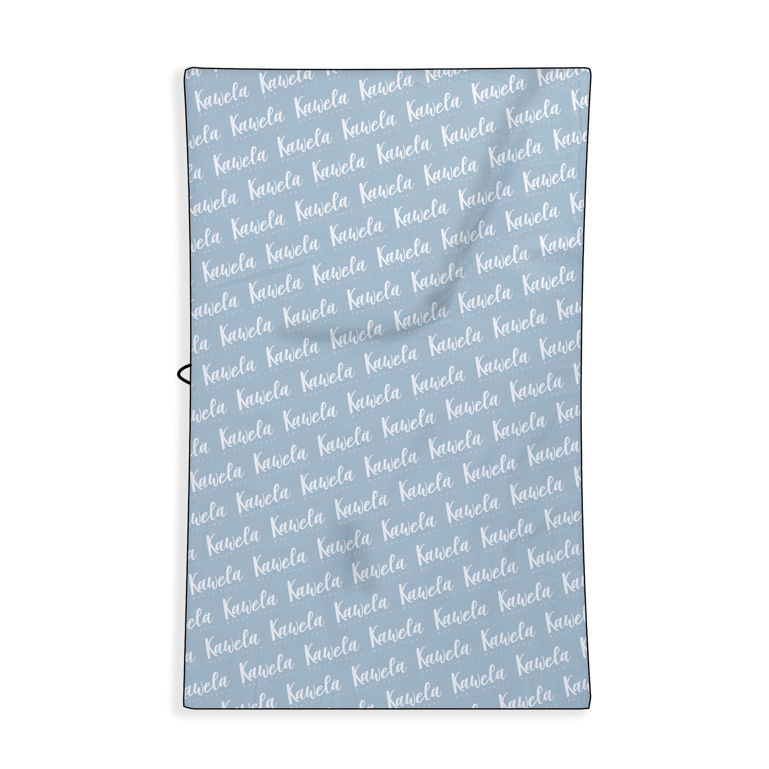 Serviette de plage KAWELÄ Le Marin vue de dos, motif nautique avec rayures bleues et blanches, tissu doux et absorbant.