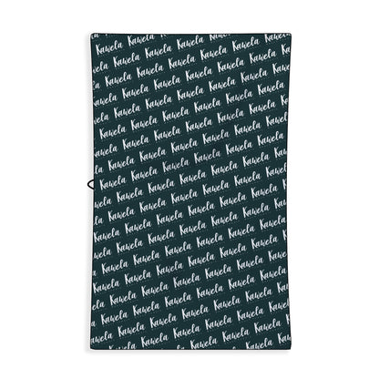 Serviette de plage KAWELÄ Les Trois-Ilets avec motif coloré, vue de dos, idéale pour l&