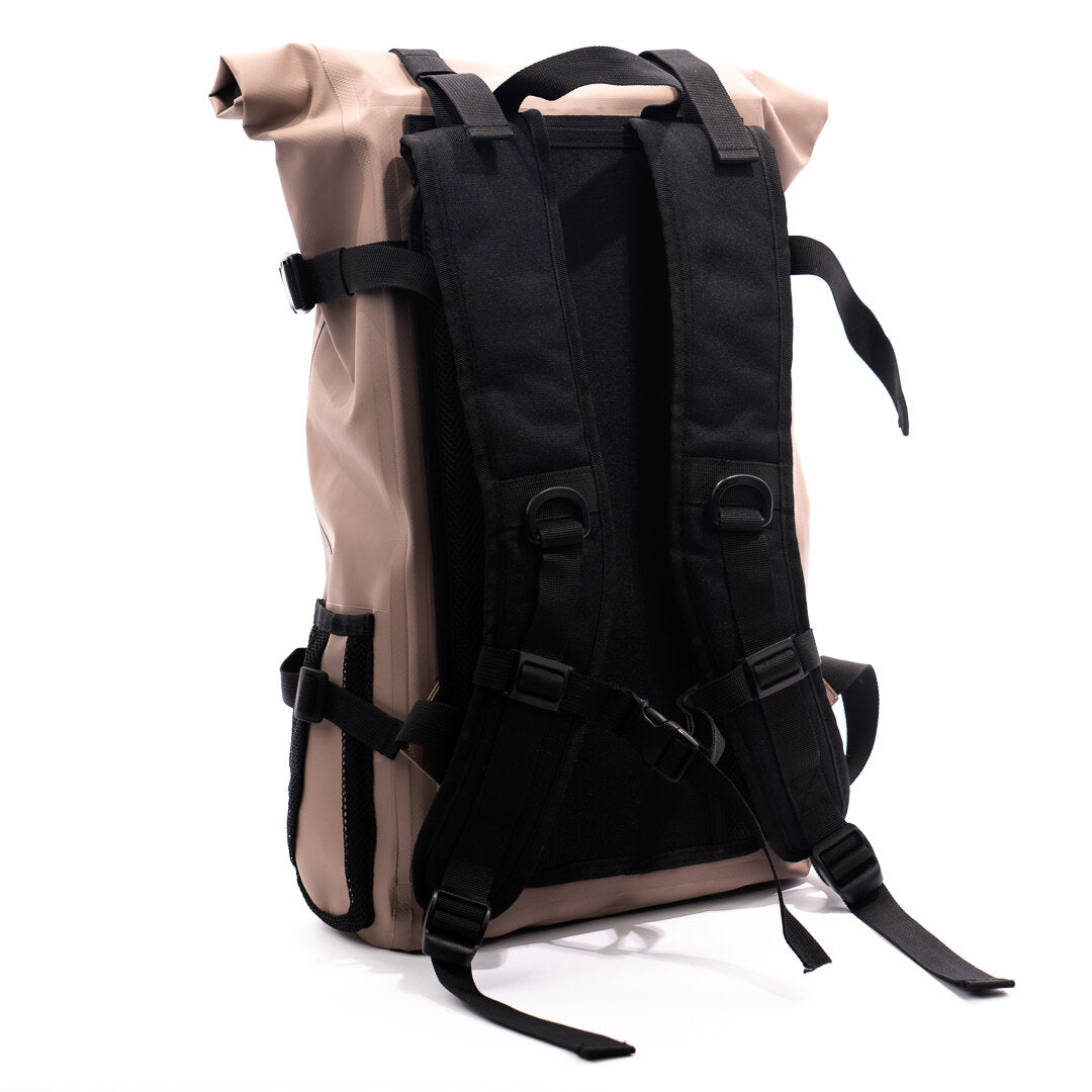 Sac à dos KAWELÄ Montréal avec compartiments, vue frontale montrant le design moderne et les détails du sac.