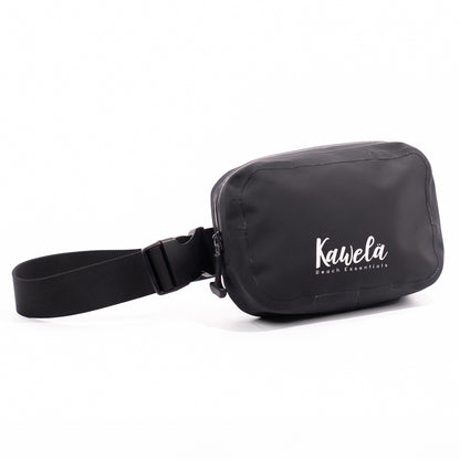 Sac banane Gotham de la marque Kawelä, en cuir noir avec détails modernes, porté en bandoulière.